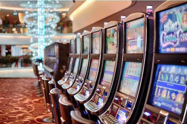 How Do Online Casino Operators Choose Their Games?