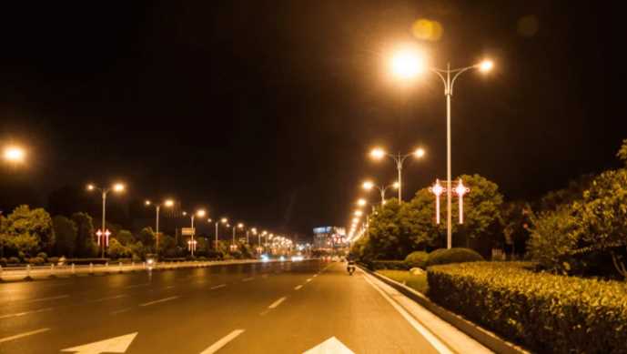 What are the advantages and disadvantages of LED street lights?