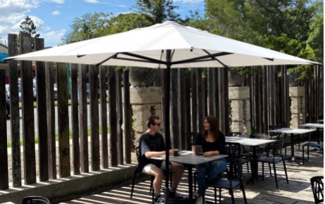 WHICH ONE IS THE BEST FOR AUSTRALIAN SUMMER: CANTILEVER UMBRELLA VS CAFE UMBRELLA?