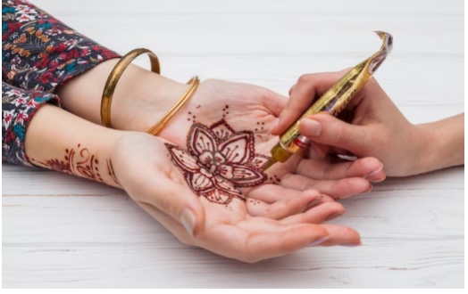 When did the tradition of henna body art begin?
