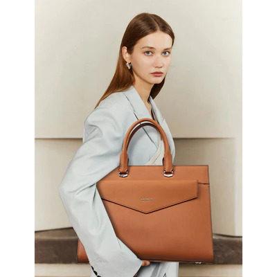 How Women Make Maximum Use of a Leather Briefcase
