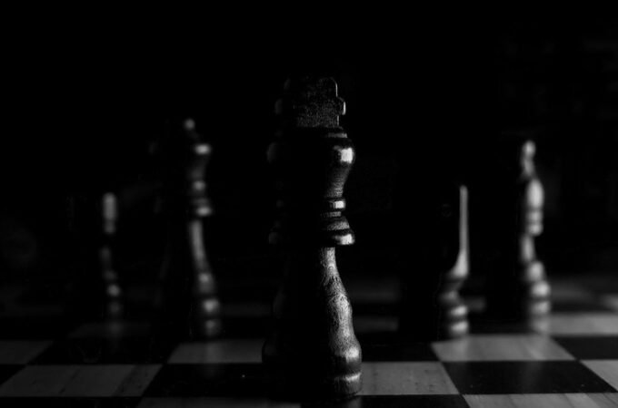 Strategies in Online Betting and How They Correlate to Tactics in Chess and Other Strategic Games