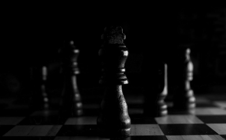 Strategies in Online Betting and How They Correlate to Tactics in Chess and Other Strategic Games